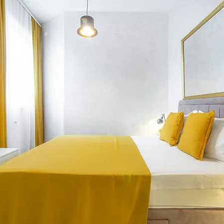 Business Waterfront Hotel *