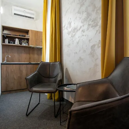 Business Waterfront Hotel *